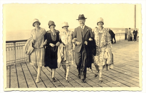 Anneke, Moeder, Emma,Vader, Eida, Pier Scheveningen 1927